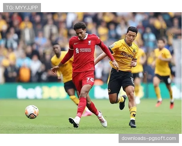 特写镜头：狼队球员内托在边路一次突破后抽筋倒地，凸显反击对球员消耗巨大